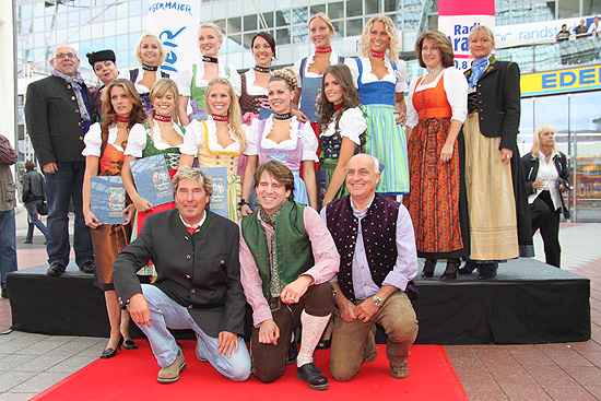 Radiokommentator Stefan Schneider sowie Radio Arabella Moderator Uli Florl und Dr. Axel Munz von Trachten Angermaier in der ersten Reihe vor den 10 Finalistinnen (Foto: MartiN Schmitz)